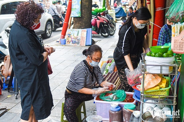 Sứa đỏ Hàng Chiếu 'gây nghiện', thực khách bay từ Sài Gòn ra thưởng thức