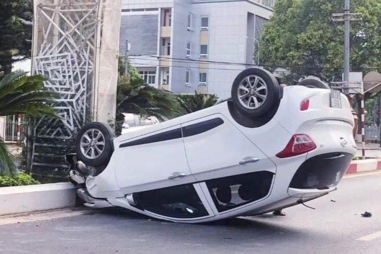 Tài xế 73 tuổi bị lật ngửa xe ô tô giữa phố