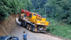 Tài xế quá tự tin khi vào cua khiến xe cần cẩu lật xuống ruộng