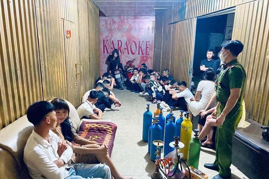 Tạm giữ hàng loạt thanh niên 'bay lắc' trong quán karaoke ở Lạng Sơn