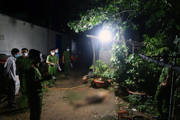 Detain a young man with a knife to chase his mother, stab his brother to death in An Giang