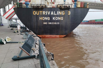 Tàu hàng 12 nghìn tấn đâm trúng khuôn viên cầu Hoàng Văn Thụ ở Hải Phòng