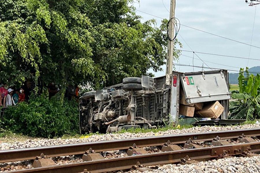 Tàu hoả hất văng xe tải cố băng qua đường sắt, một người tử vong