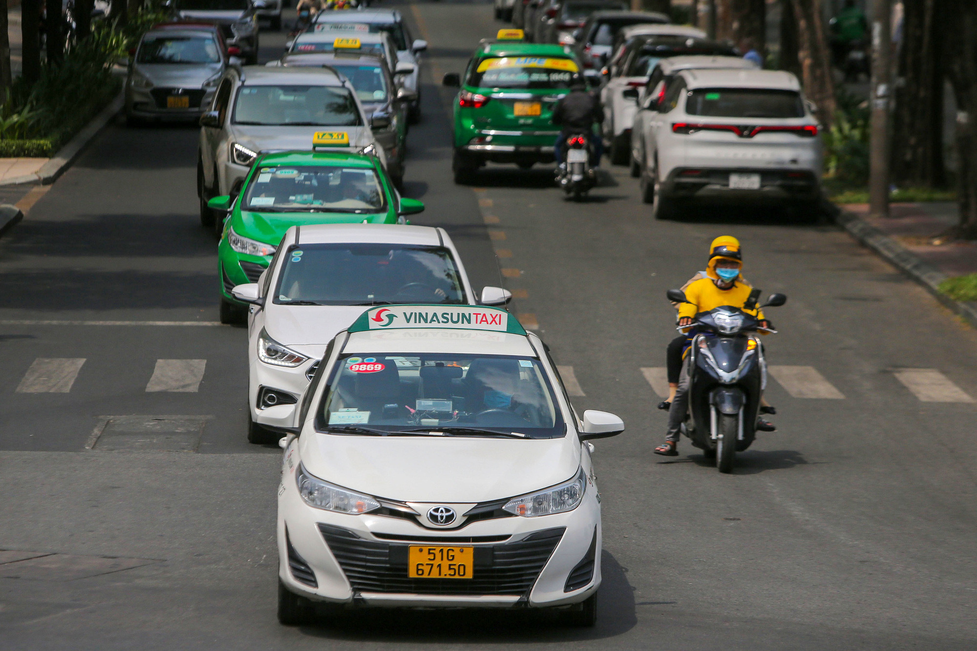 Taxi, xe công nghệ chật vật với giá xăng - Ảnh 1.