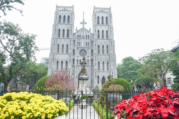 Diện mạo mới của nhà thờ Lớn Hà Nội khiến nhiều người tranh cãi