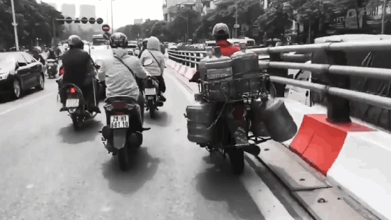 Thanh niên giao nước lạng lách đánh võng, bốc đầu xe khiến người xem đứng tim