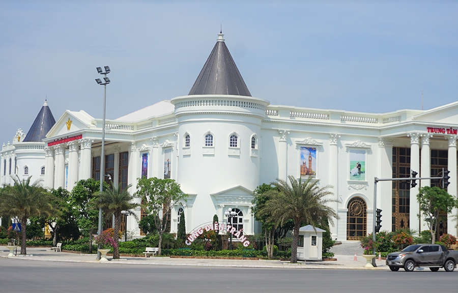 Tháo dỡ hạng mục xây dựng trái phép của ‘cung điện trắng’ ở Thanh Hóa