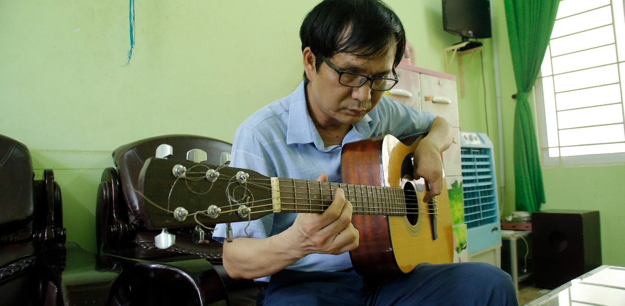 Blind teacher plays guitar with fingerless hand