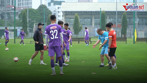 Thầy Park trực tiếp 'thị phạm' các cầu thủ U23 Việt Nam