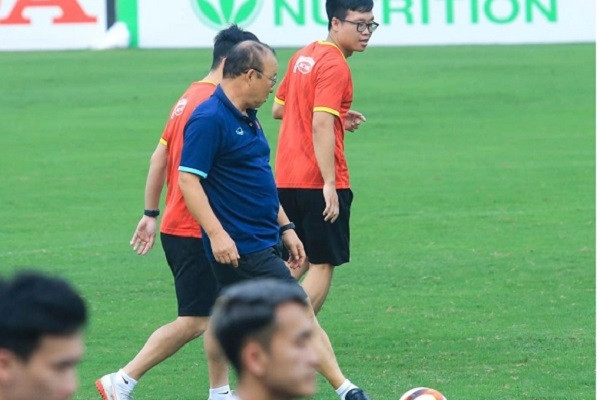 Thầy Park ung dung 'chơi bóng ma' trong khi U23 Việt Nam miệt mài tập luyện