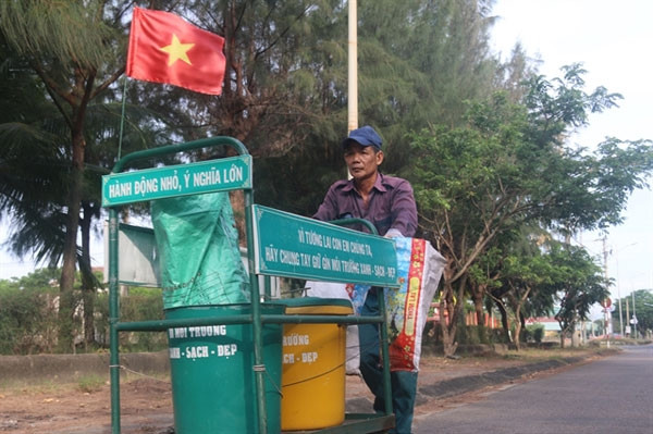 'The old garbage man' cleaning up Hoi An