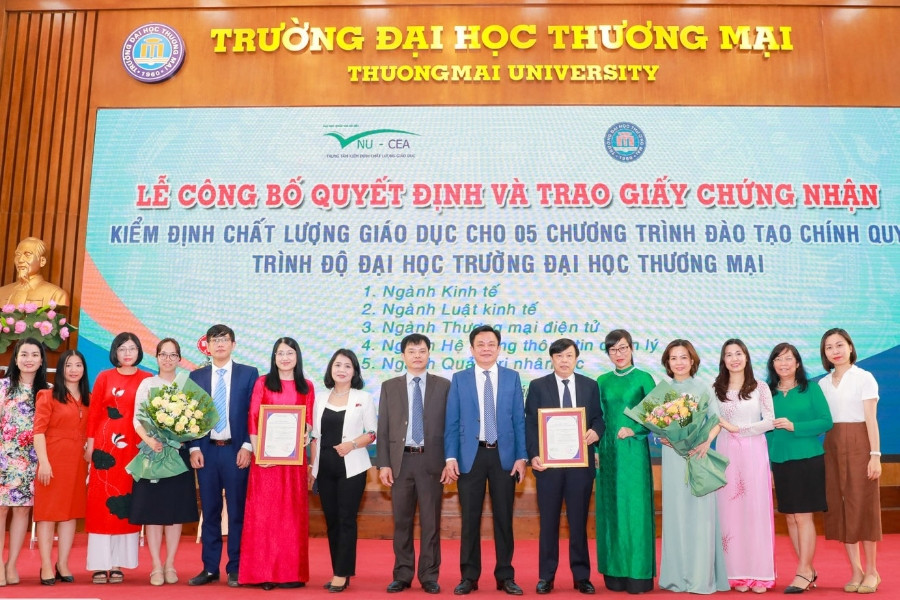 Khỏa thân đạp xe để nâng cao ý thức giao thông