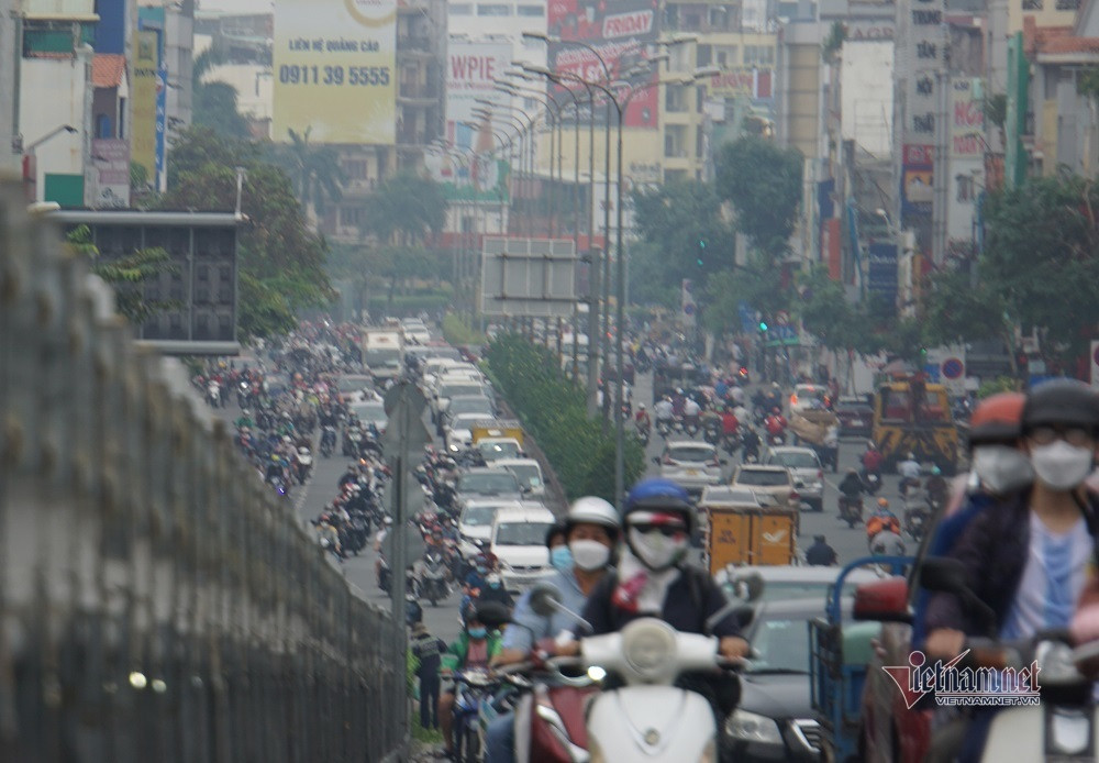 Chủ tịch TP.HCM yêu cầu xây dựng thế trận y tế ứng phó biến chủng mới