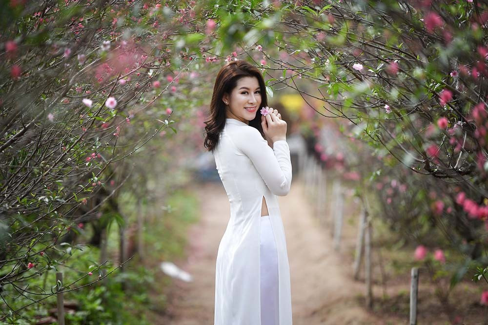 Lưu Huyền Trang khoe nét tinh khôi với áo dài giữa vườn đào
