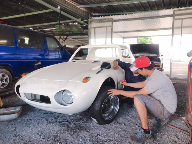 Thợ Việt ‘biến hình’ phế liệu thành xe thể thao độc đáo ảnh 5