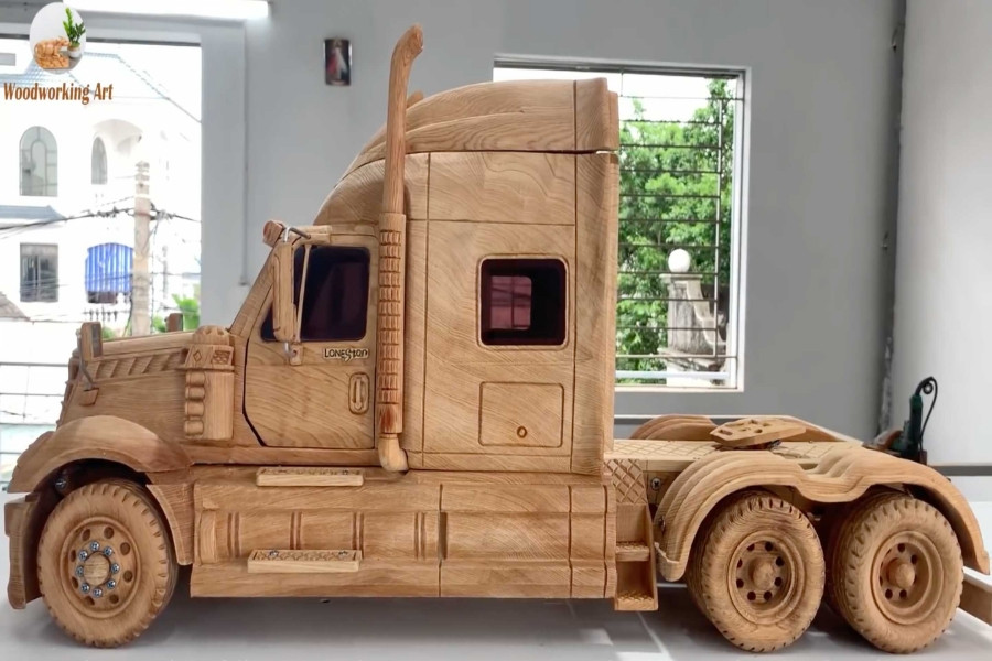 Thợ Việt làm mô hình xe đầu kéo Mỹ từ gỗ lên báo nước ngoài