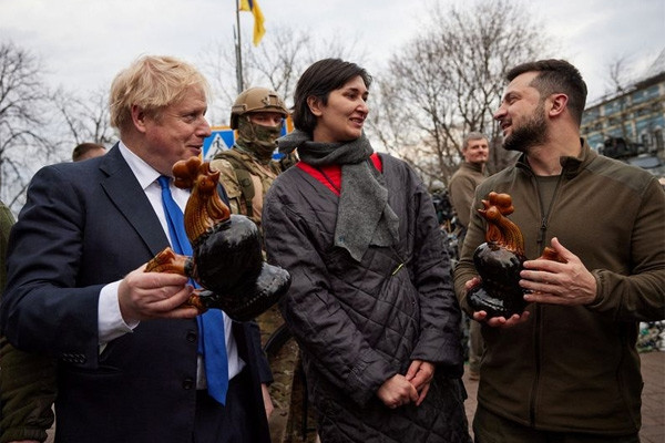 Thủ tướng Anh và Tổng thống Ukraine đi dạo ở Kiev, trò chuyện cùng người dân