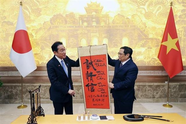Thủ tướng Nhật Bản nhận bức thư pháp 'Chân thành, Tình cảm, Tin cậy' khi thăm Việt Nam