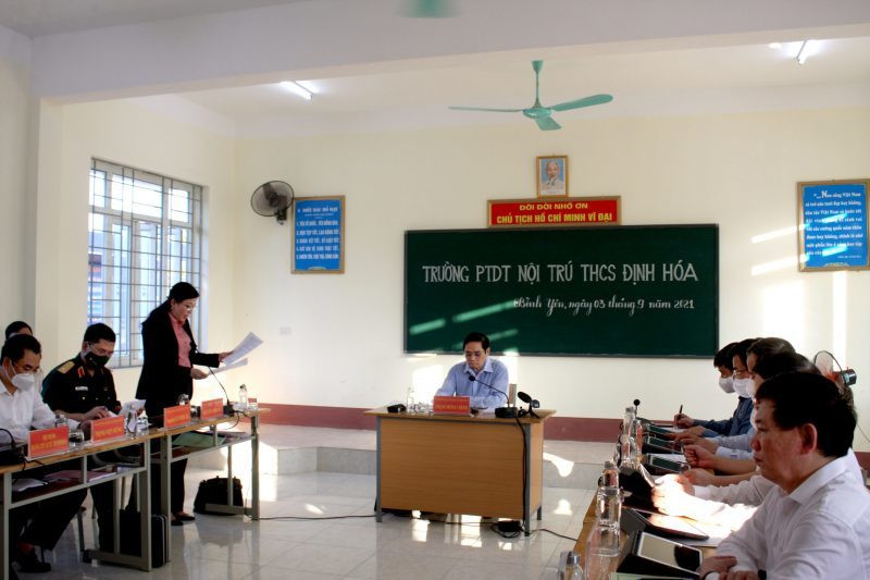 Thủ tướng thăm, động viên thầy và trò Trường Phổ thông Dân tộc nội trú THCS Định Hóa
