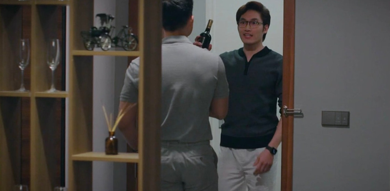 Duy encounters a love rival at Trang’s house