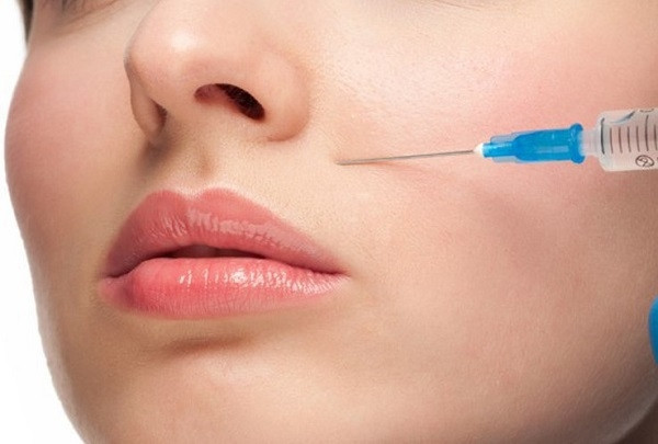 Tiêm filler làm đầy rãnh má tại tiệm tóc, người phụ nữ bị mất thị lực