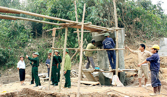 Tiếp tục đẩy mạnh và thực hiện có hiệu quả nhiệm vụ lao động sản xuất, gắn kinh tế với quốc phòng