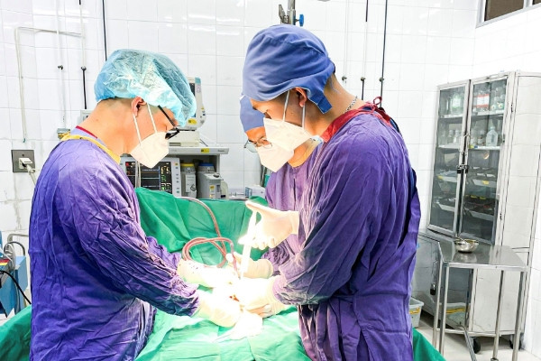 Tinh hoàn tím đen mới đi bệnh viện, chàng trai nhận kết đắng