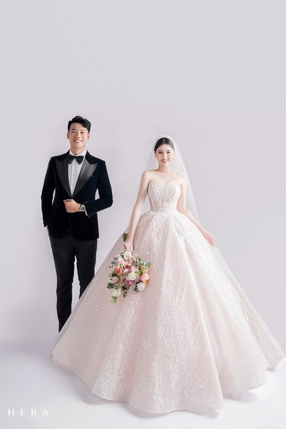 Xem ảnh cưới của trung vệ Thành Chung để cảm nhận được tình yêu đong đầy và một ngày cưới đẹp nhất. Bức ảnh này sẽ cho bạn ý tưởng về pose chụp ảnh, áo cưới, trang phục phù hợp cho cả hai và nhiều hơn thế nữa.