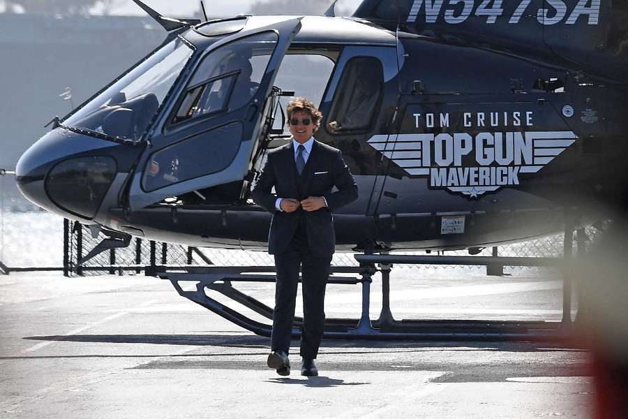 Tom Cruise 60 tuổi lái trực thăng đến buổi ra mắt bom tấn anh đóng chính