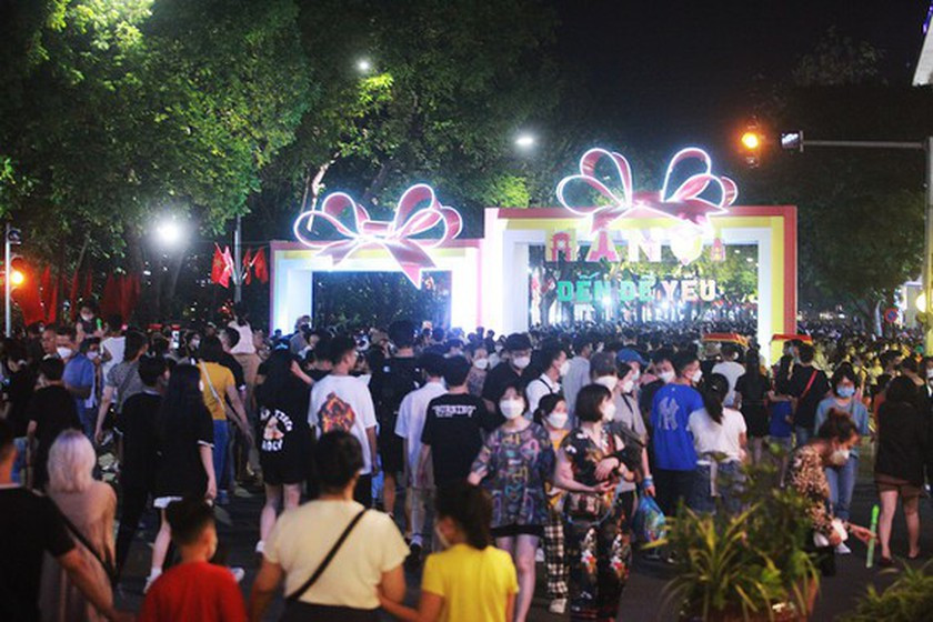 Tourist sector revives with record of 5 mln domestic visitors during holidays ảnh 1