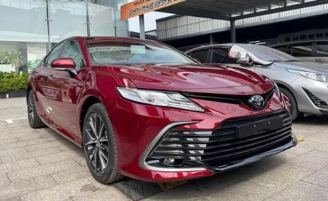 Xe sedan giá 1 tỷ tháng 3: Toyota Camry vẫn 'trên cơ' Vinfast Lux A2.0