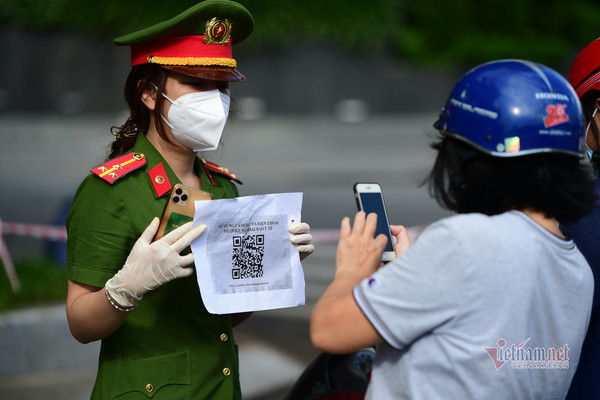 TP.HCM giãn cách hết tháng 9, nhiều người hỏi thủ tục quay lại TP làm việc