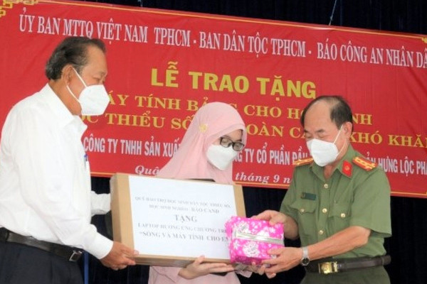 TPHCM: Học sinh người dân tộc có hoàn cảnh khó khăn được hỗ trợ máy tính