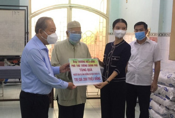 TPHCM: Phó Thủ tướng Thường trực Trương Hòa Bình tặng quà đồng bào Chăm bị ảnh hưởng Covid-19