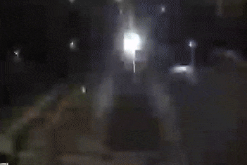 Tranh cãi tình huống CSGT đứng giữa đường rọi đèn chói loá để dừng xe vi phạm