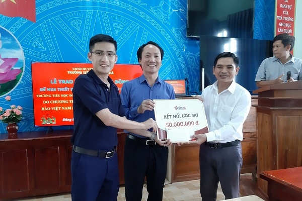 Trao 50 triệu đồng cho trường tiểu học thuộc vùng sâu vùng xa tỉnh Bình Phước