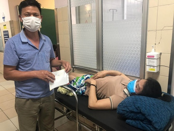 Trao hơn 149 triệu đồng đến chị Ngô Thị Thu Hà bị tai nạn do cứu cháu bé