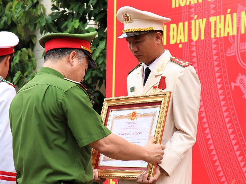 Trao Huân chương dũng cảm của Chủ tịch nước cho Đại úy Thái Ngô Hiếu