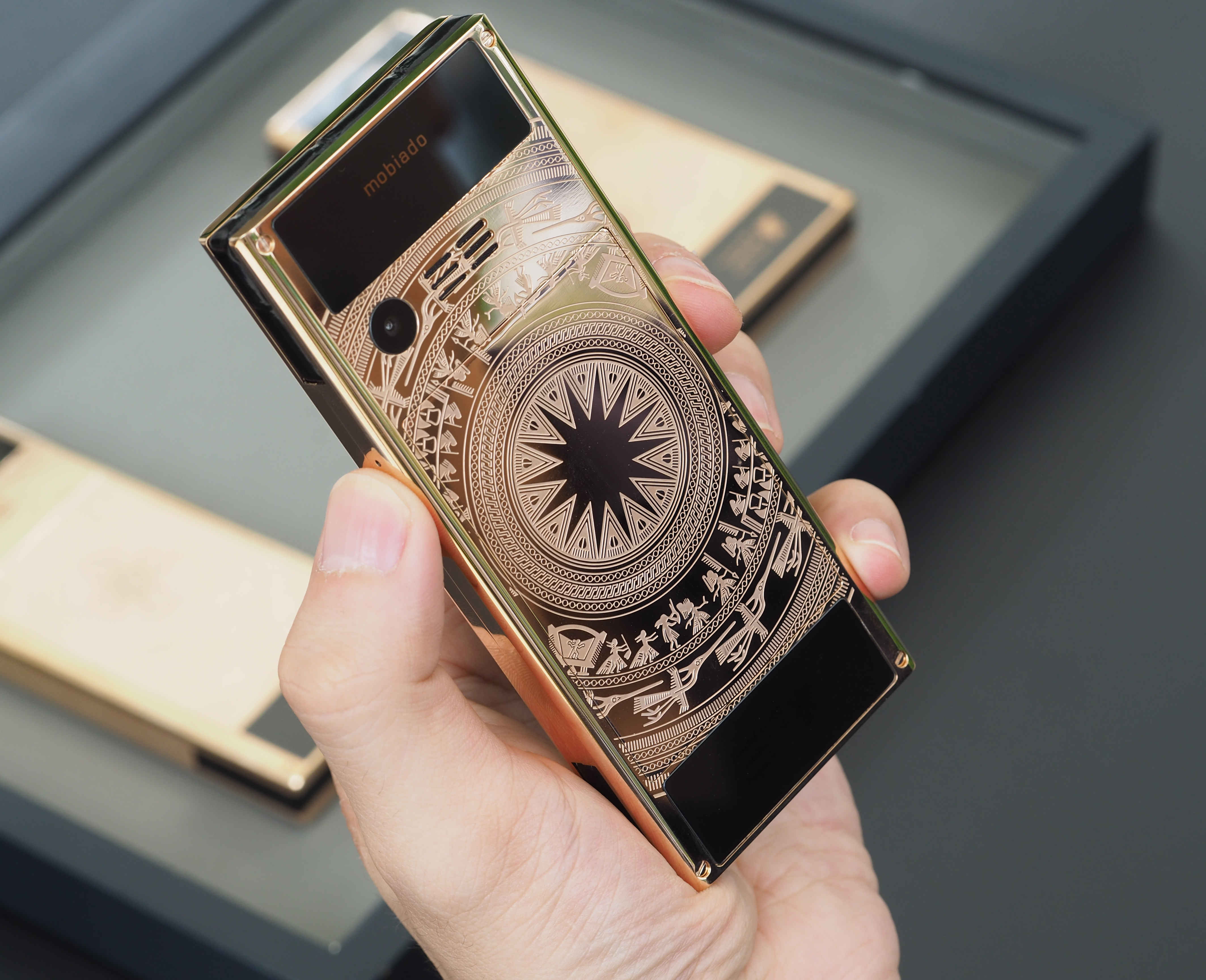 Ngắm nhìn bộ ba điện thoại Mobiado mang vẻ đẹp Đông Sơn