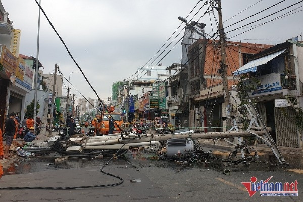 Trụ điện đổ ập ngang đường, phóng điện đùng đùng giữa phố Sài Gòn