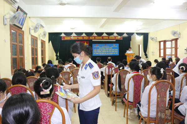 Tuyên truyền Luật Cảnh sát biển Việt Nam cho cán bộ, đoàn viên và học sinh phường Hòa Nghĩa