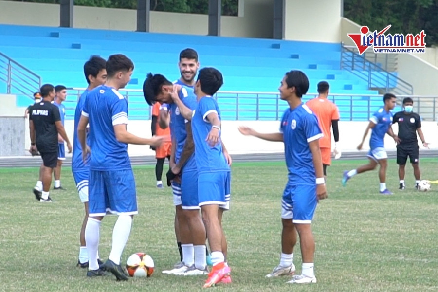 U23 Philippines 'chơi cầu mây', phạt... búng tai trước trận gặp U23 Việt Nam