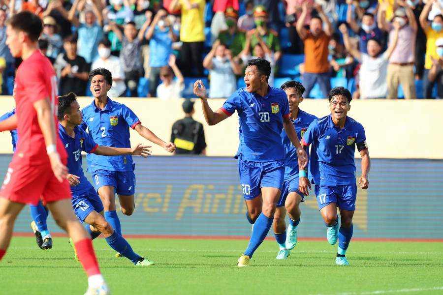 U23 Lào đánh rơi chiến thắng trước U23 Singapore