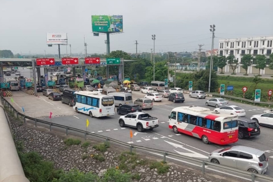 Ùn tắc hơn 10km, cao tốc Cầu Giẽ đi Ninh Bình xả trạm gần 1 giờ