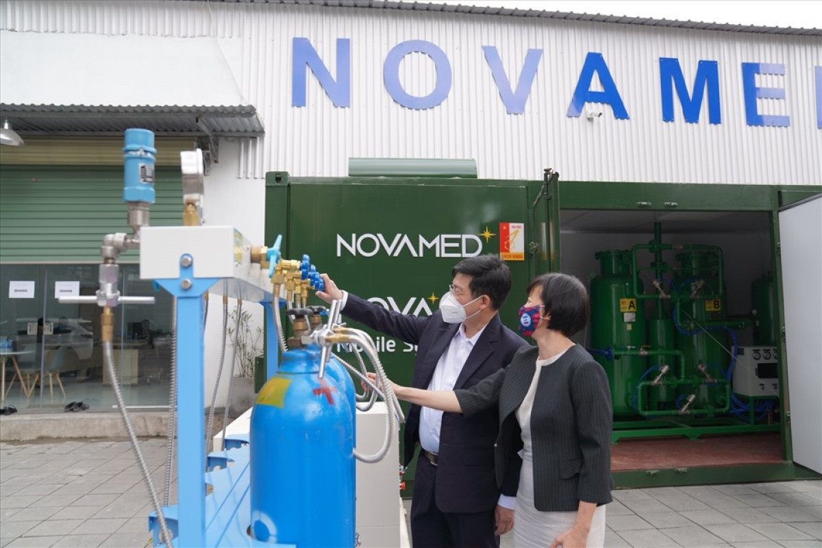 USAID has provided Vietnam with two mobile oxygen systems. (Photo: US Embassy).