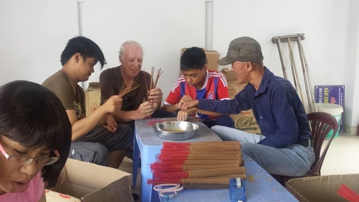 Keenan and the children make incense sticks at the centre.