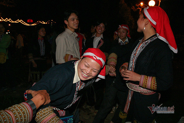 Văn hóa Chợ tình độc đáo của người Dao, người Mông ở Sa Pa