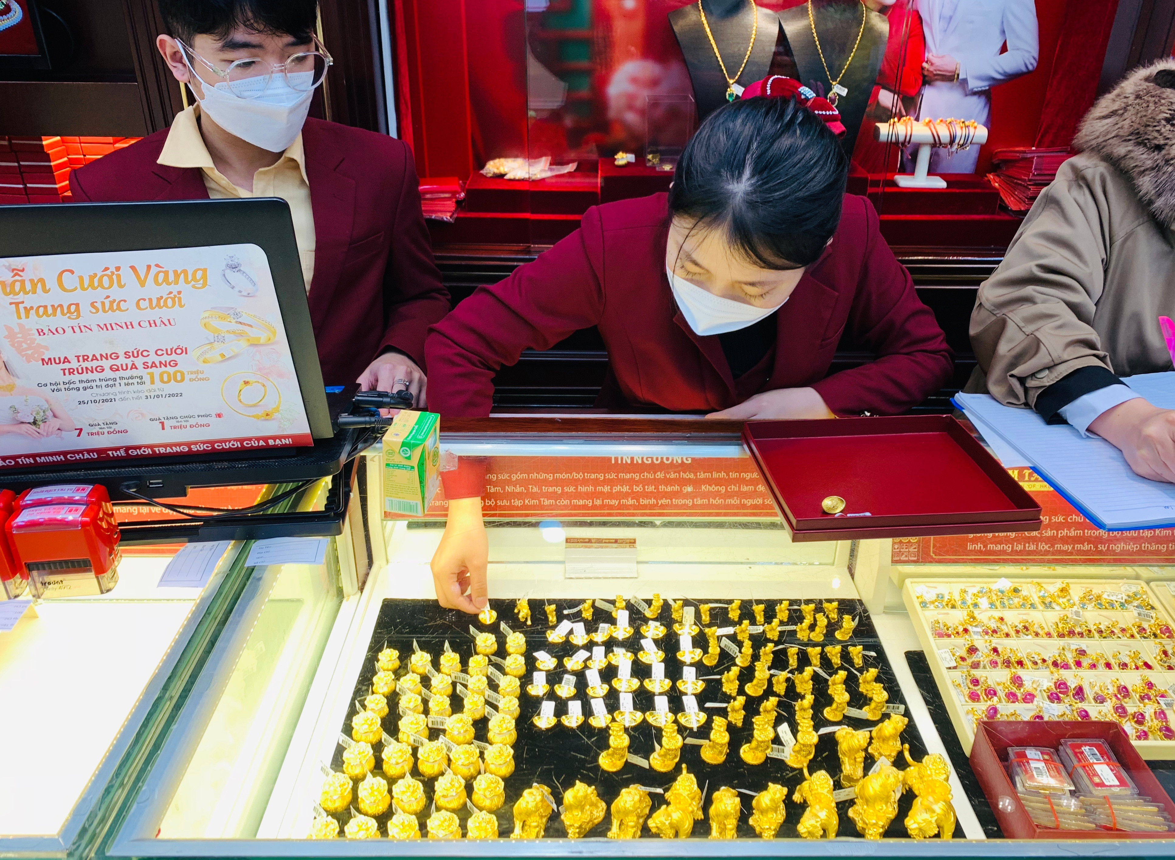 gia-vang-hom-nay-28-04-2022-tiep-tuc-giam-manh