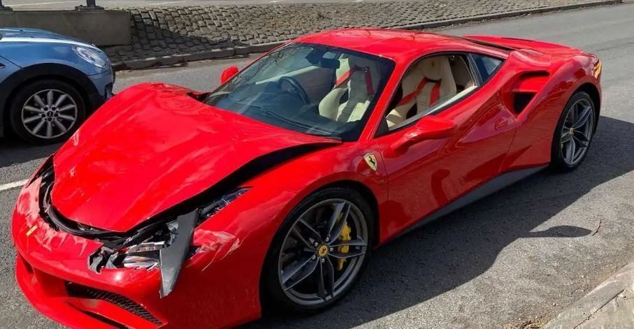 Vị khách đen đủi, mới lái siêu xe Ferrari 488 rời đại lý, bị đâm vỡ toác mui