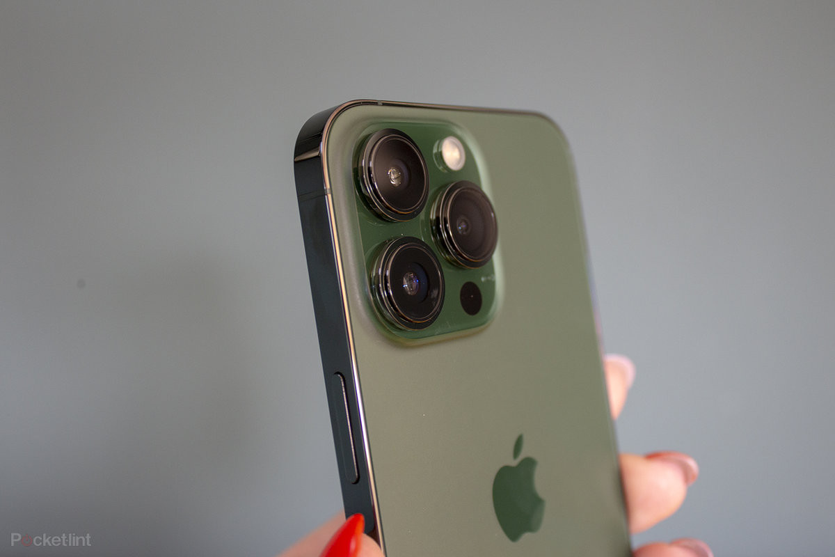 Chụp Mặt Trăng: Với camera chụp ảnh chất lượng cao của iPhone 14 Plus, bạn sẽ có cơ hội chụp được những bức ảnh tuyệt đẹp của Mặt Trăng vào đêm trăng sáng. Thật tuyệt vời khi bạn có thể lưu giữ những khoảnh khắc đẹp nhất trong cuộc đời.